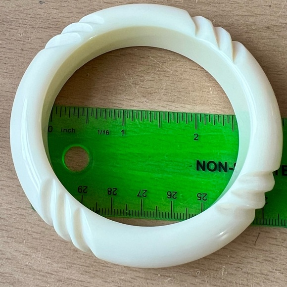 VINTAGE RETRO VANILLA CREAM CARVED CELLULOID PLASTIC WIDE THICK BANGLE BRACELET - Picture 7 of 16